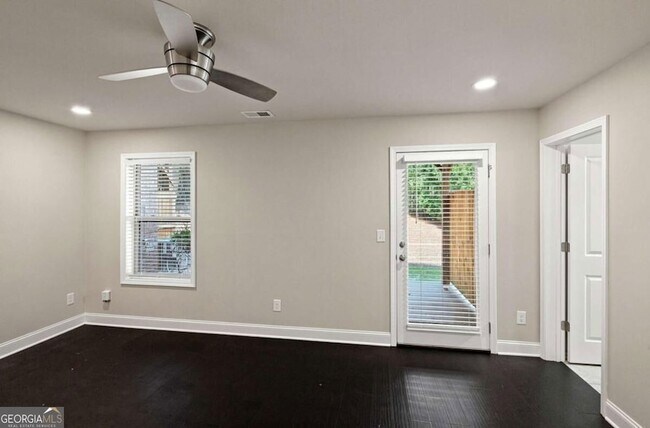 Building Photo - 7850 Laurel Crest Dr