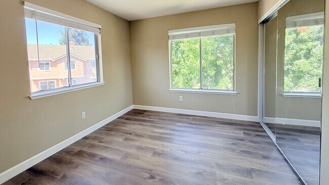Building Photo - 401 Skylark Ct