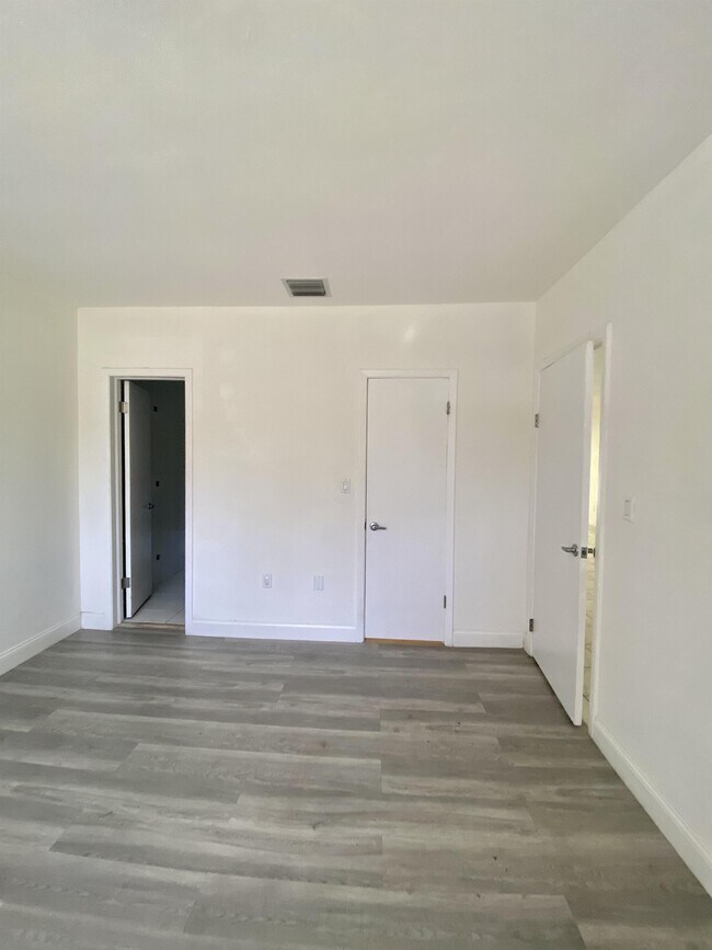 Building Photo - 1101 Bay Dr