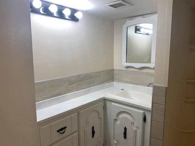 Building Photo - 723 Conway St