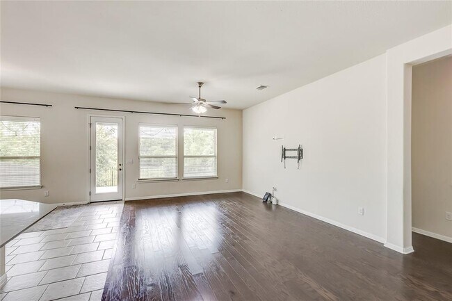 Building Photo - 923 Kingston Pl