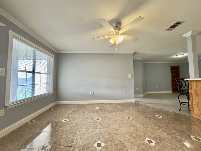 Building Photo - House For Rent