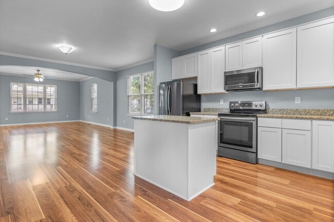 Building Photo - 426 W 28th St