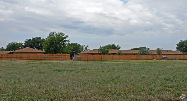 Building Photo - Winwood Village of Plainview