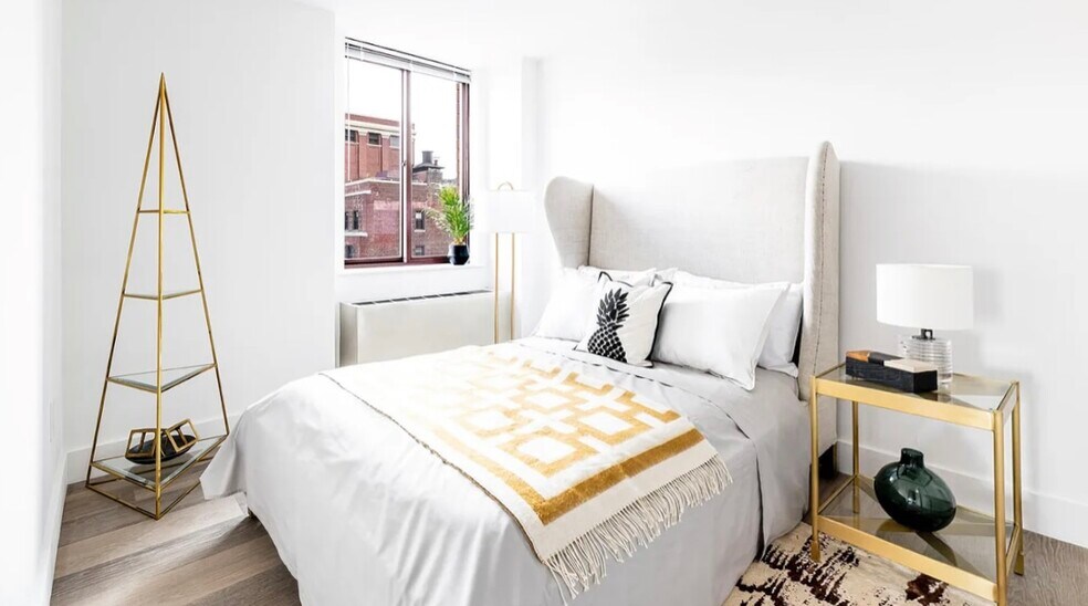 Building Photo - 247 E 35th St