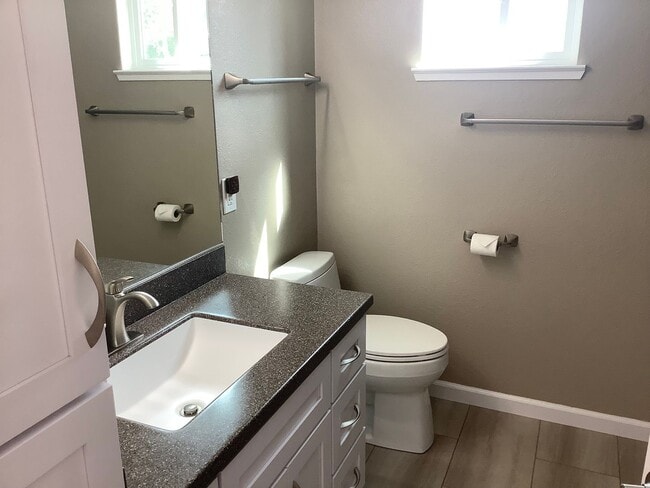 Building Photo - Updated 2 bedroom, 2 1/2 bathroom townhouse in downtown Sebastopol