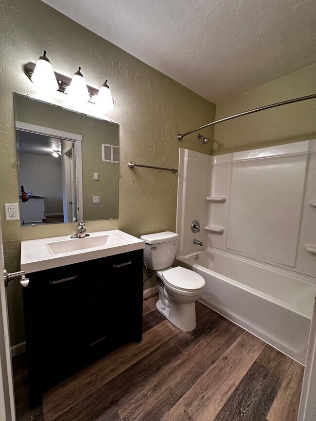 Building Photo - (WWA 5708) 1 bedroom/1 bathroom