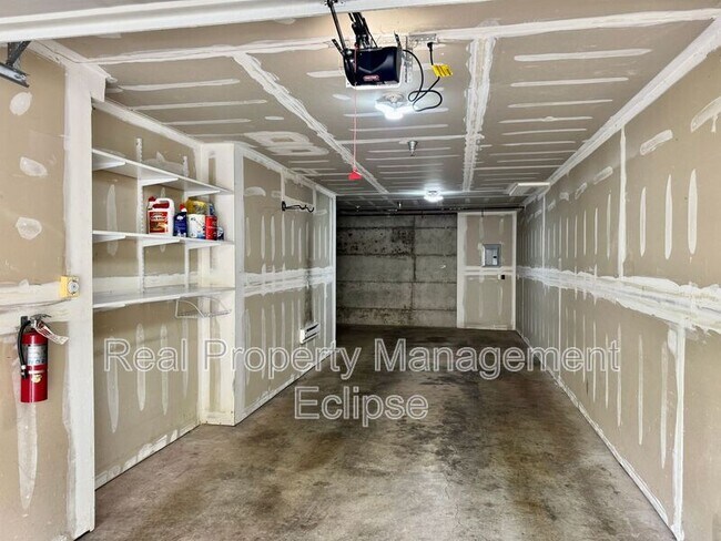 Building Photo - 1800 NE 40th St