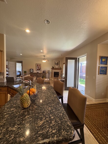 Building Photo - 1097 N Berkshire Dr