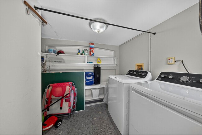 Building Photo - 510 NE 8th Ave