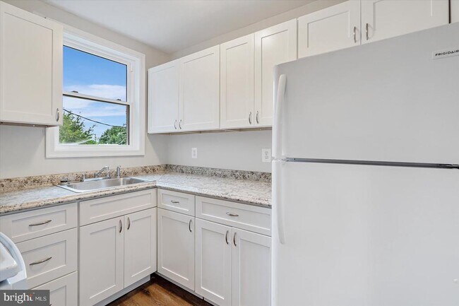 Building Photo - 1340 Pontiac Ave