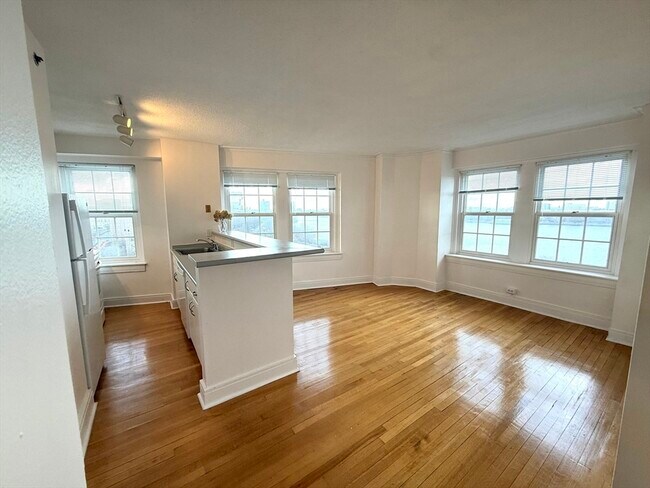 Building Photo - 534 Beacon St