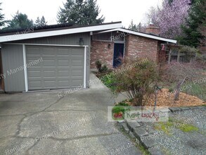 Building Photo - RARE FIND! Adorable 3-Bedroom Mid-Century Home in Great Des Moines Location!!