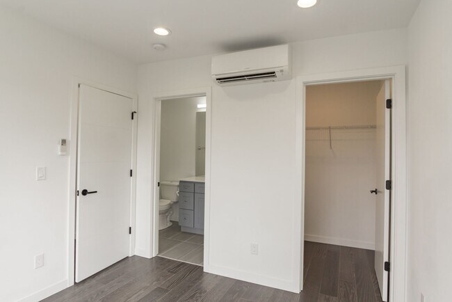 Building Photo - 2Bd/1.75Ba Seattle Townhome