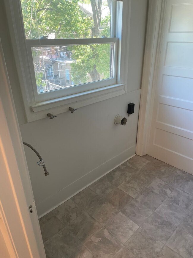 Building Photo - Two Bedroom 1 Bathroom Upstairs Unit