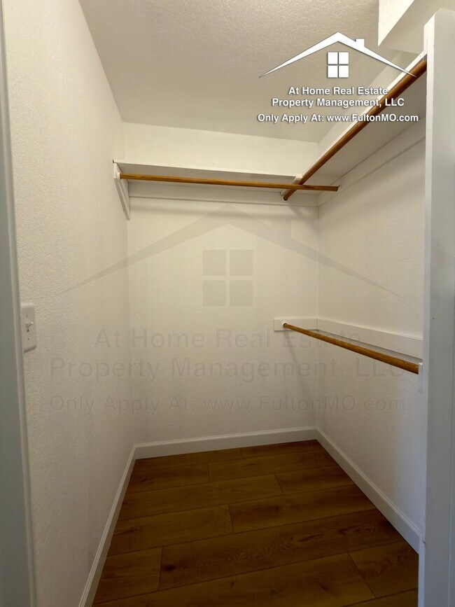 Building Photo - Greystone Court Duplex 1011-1013