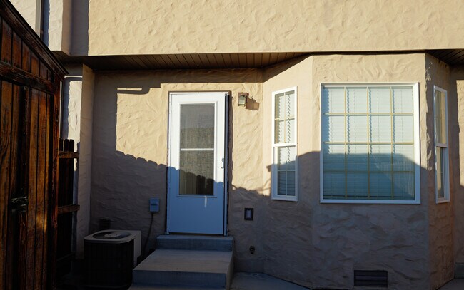 Building Photo - 800 Hamlet Cir S