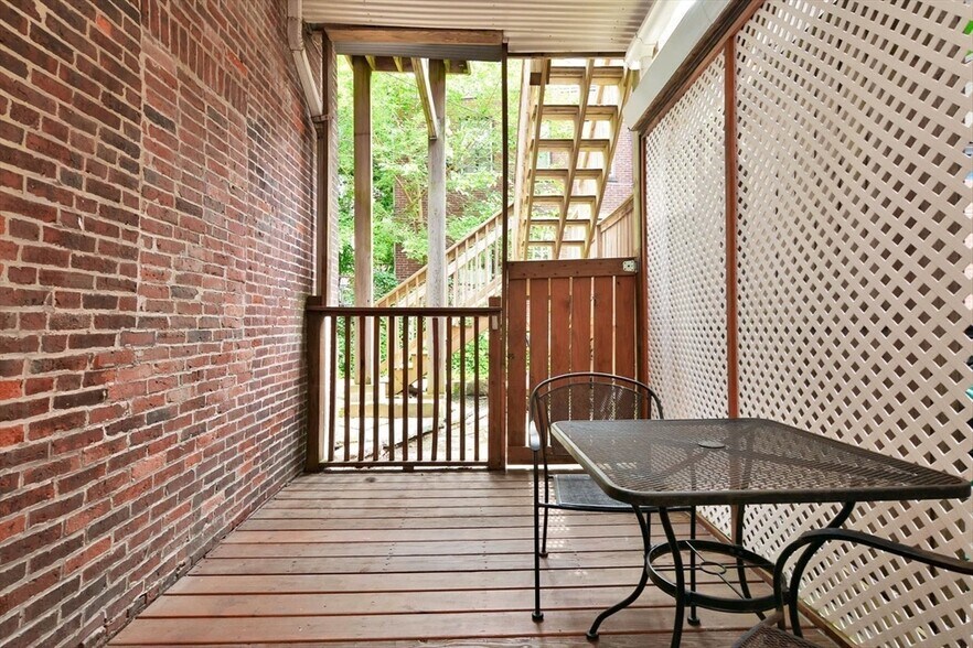 Building Photo - 385 Meridian St