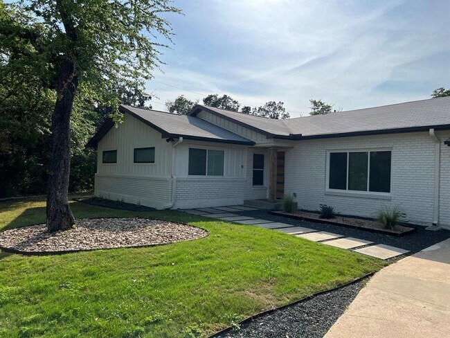 Building Photo - 100 Lake Hills Dr N