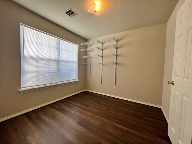 Building Photo - 1102 Tunbridge Dr