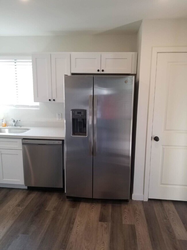 Building Photo - FANTASTIC FIRST FLOOR 2 BEDROOMS AND 1 BATHROOM PLUS PRIVATE BACKYARD