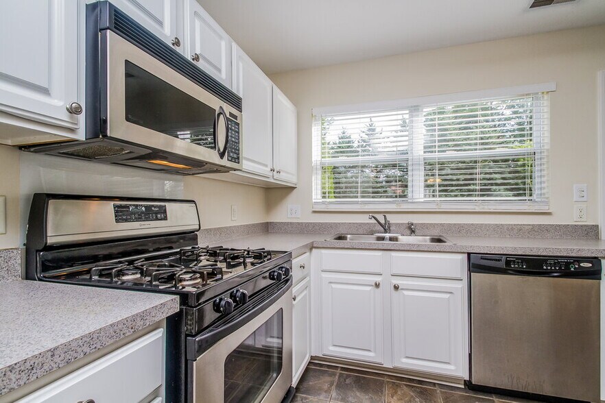 Building Photo - 1701 Stone Hollow Ct