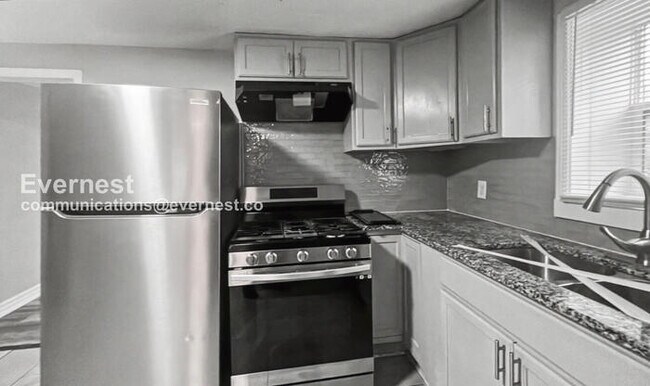 Building Photo - Spacious 3-Bedroom Home with Deck and Modern Appliances