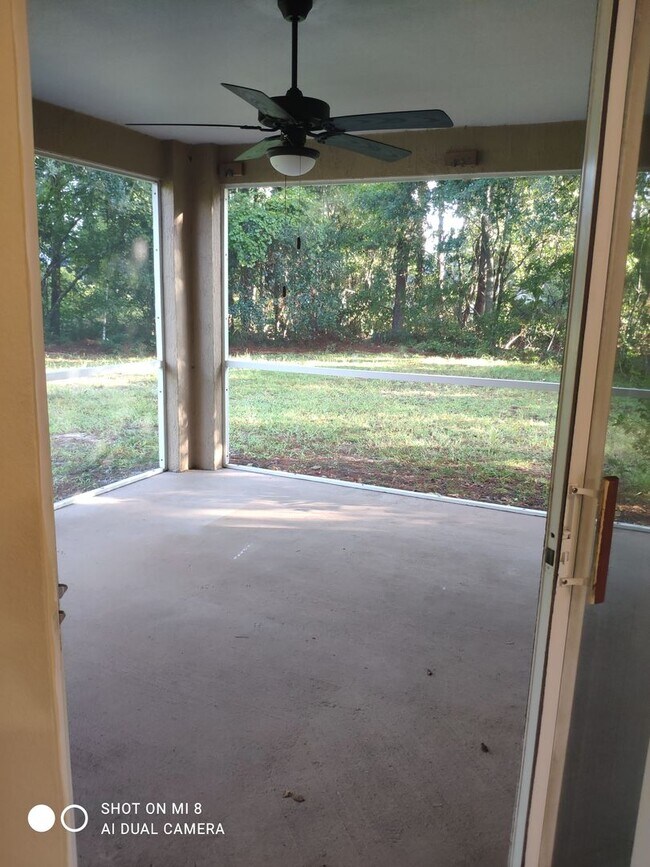 Building Photo - 3/2/2 House with screened in porch, on a c...