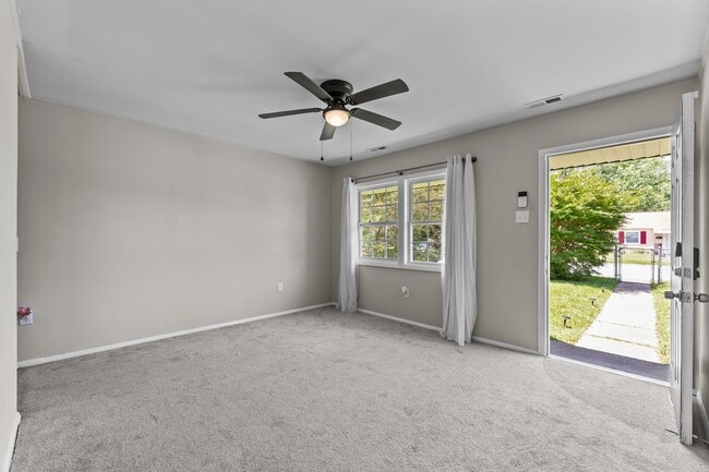 Building Photo - 2014 Somerville Dr