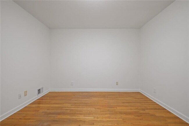 Building Photo - 2311 Robin Ln SE