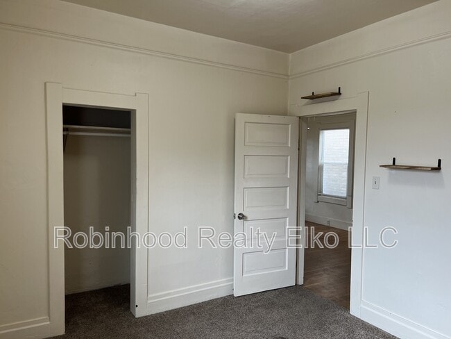 Building Photo - 570 Silver St