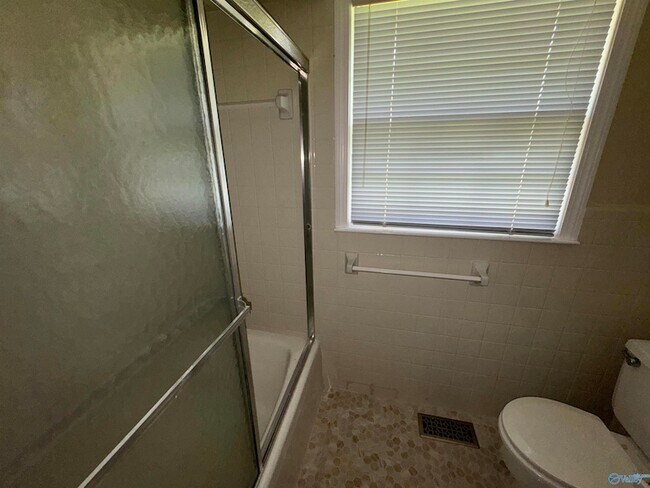 Building Photo - 816 Mira Vista Dr SE