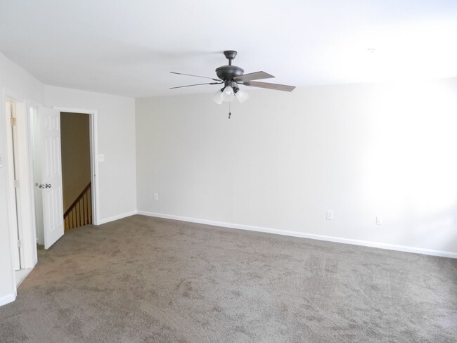 Building Photo - Move in Ready Townhouse!