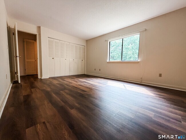 Building Photo - 14 Greenbriar Dr