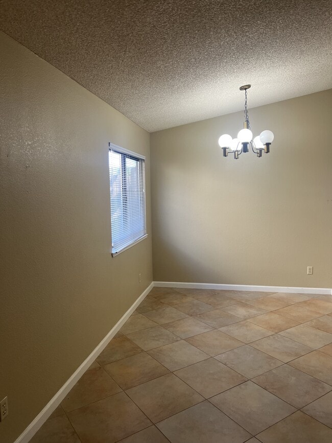 Building Photo - 6560 Oakcreek Way