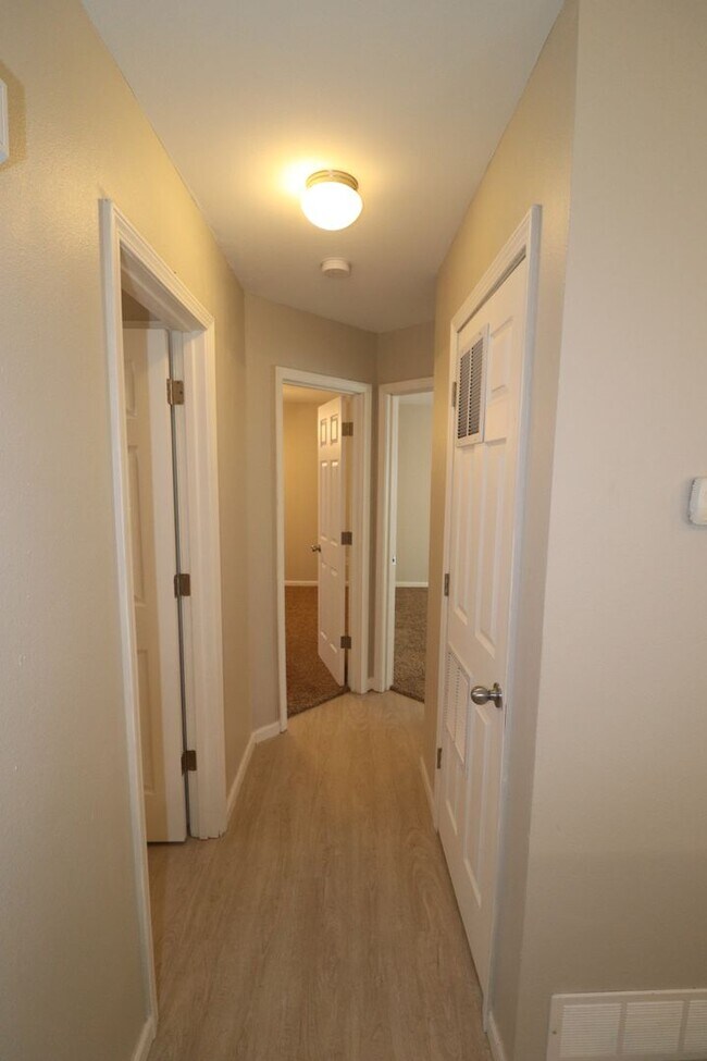 Building Photo - Remodeled Duplex Rent ready!