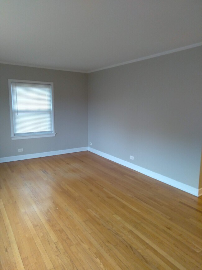 Building Photo - 837 Mulford-2