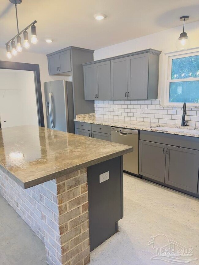 Building Photo - 6408 Sarasota St