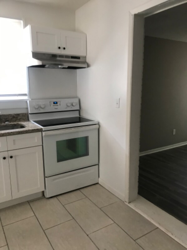 Building Photo - 1740 Lisbon Dr SW