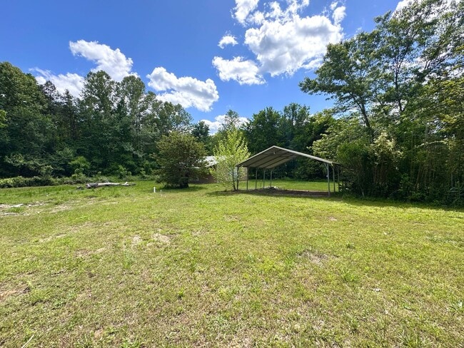 Building Photo - Country Oasis Studio with Carport
