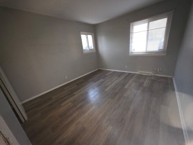 Building Photo - Large 4 Bedroom Single House with finished...