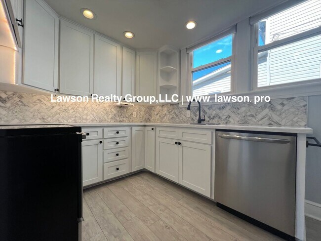 Building Photo - Charming Grandin Court House with Detached Garage and In Law Suite