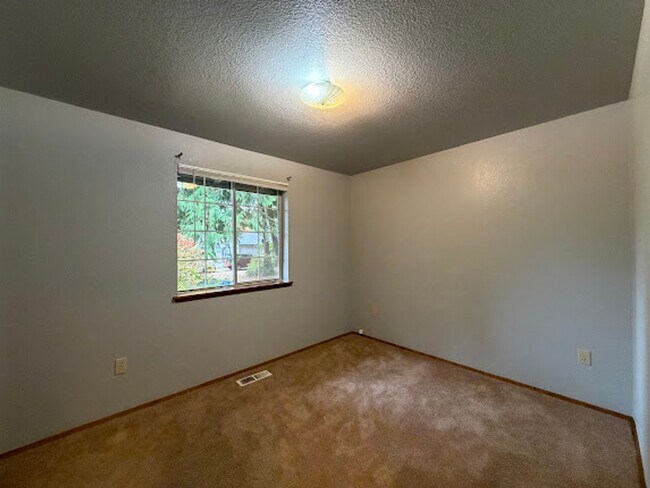 Building Photo - Spacious living with city access 3 bed 2 bath rambler!