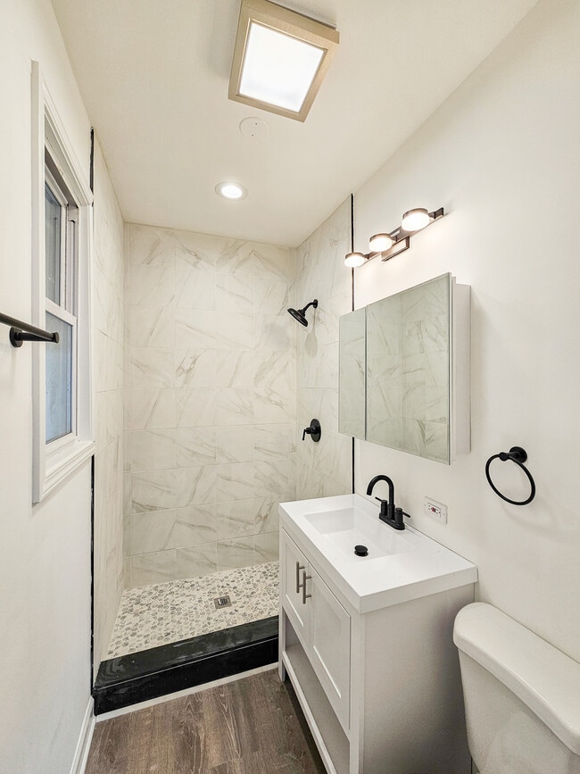 Building Photo - 1925 W Warner Ave