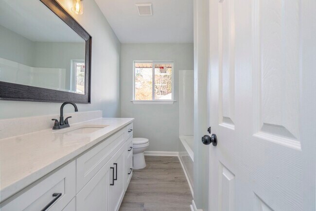 Building Photo - 152 Mann Dr