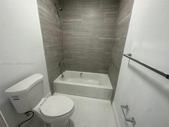 Building Photo - 1095 NE 149th St