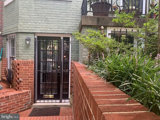 Building Photo - 643 E St NE