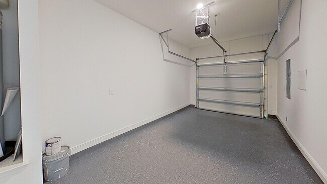 Building Photo - Beautiful Newer Townhouse with all LVP