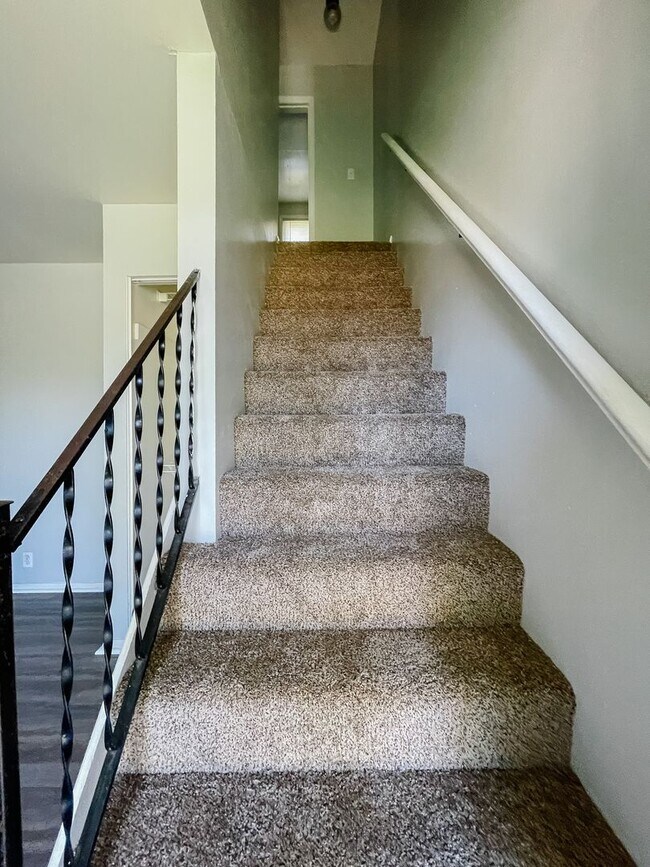 Building Photo - 8200 & 8202 W Butternut Rd