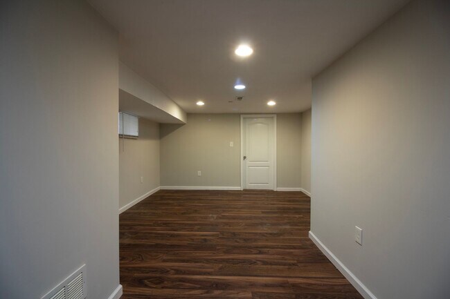 Building Photo - 544 S 49th St